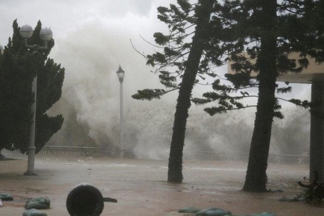 Đổ bộ vào Hong Kong, bão Mangkhut có sức gió trên 200km/h