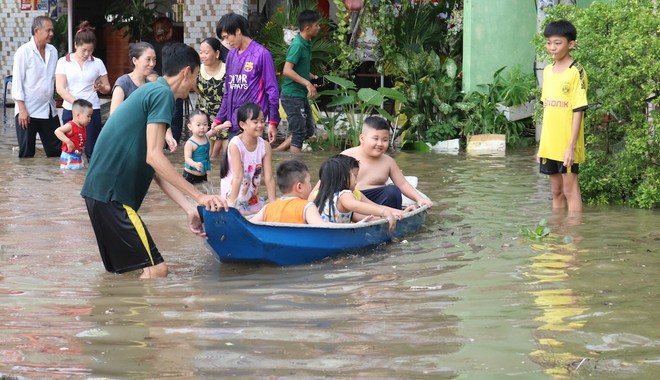 Triều cường lớn nhất lịch sử ở Cần Thơ: Bơi ghe giữa đường