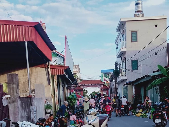 Chợ mới bỏ hoang, dân họp chợ ngoài đường: Chính quyền bất lực?