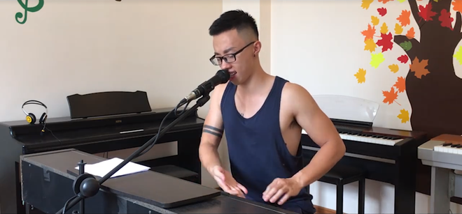 Mặc ba lỗ cover nhạc phim, chàng pianist má lúm đốn tim bao cô gái 