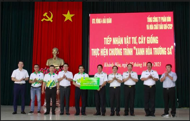 PVFCCo bàn giao 100.000 cây xanh và vật tư góp phần 'xanh hóa Trường Sa'