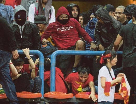 Vụ đánh CĐV Việt Nam được hooligan Malaysia chuẩn bị trước?