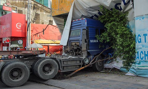 Container nổ lốp lao vào nhà dân ở trung tâm TP HCM