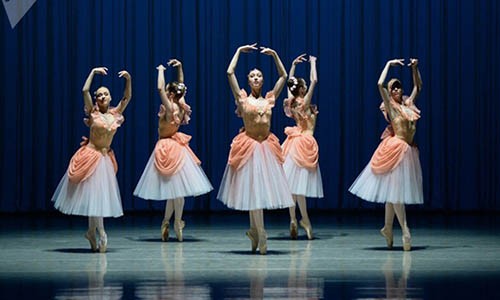 Khám phá cuộc sống khổ luyện của các vũ công Ballet trẻ