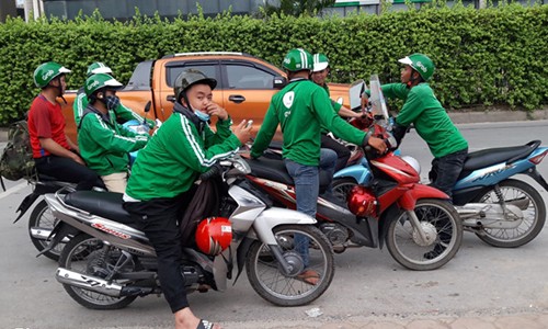 Thất thế, tài xế xe ôm “mượn danh” Grab, Uber bắt khách