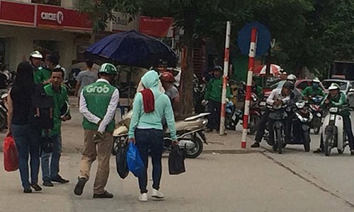 Xuất hiện nạn Grabbike "dỏm" tại các bến xe Hà Nội