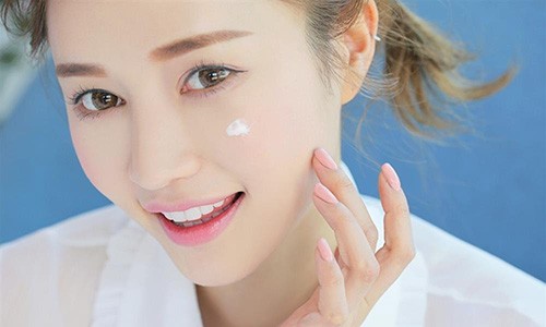 Mách nhỏ 6 bí kíp trang điểm lâu trôi cho ngày mưa gió