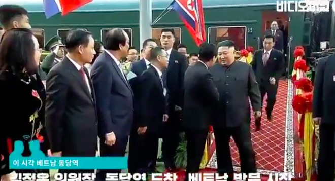 Video: Phiên dịch của ông Kim Jong -un bất ngờ nổi tiếng trong 1 nốt nhạc