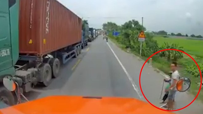 Video: Tài xế xe container hành xử đẹp với bà cụ bên đường