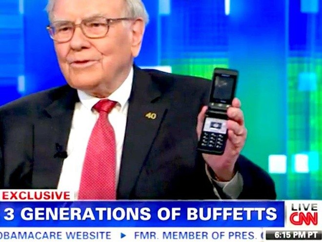 Warren Buffett chê iPhone X, tỷ phú khác dùng điện thoại gì?