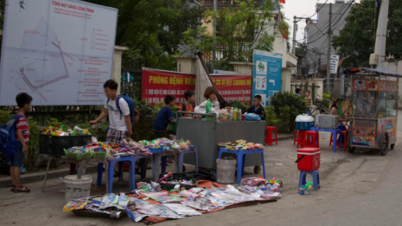 Thực phẩm bẩn, đồ ăn vặt không nguồn gốc bủa vây cổng trường