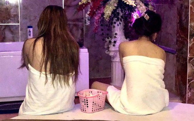 4 cô gái khỏa thân, massage kích dục cho 2 khách