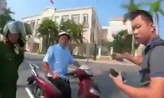 Nam thanh niên vi phạm luật giao thông còn vu “công an đánh dân“