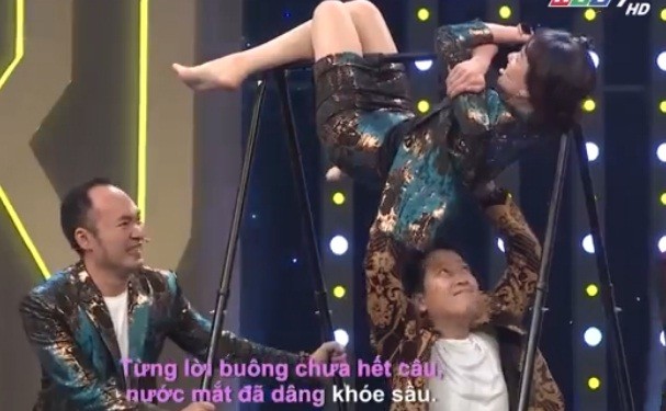 Video: Hari Won "lăn xả" mặc váy vẫn đu xà vượt thử thách