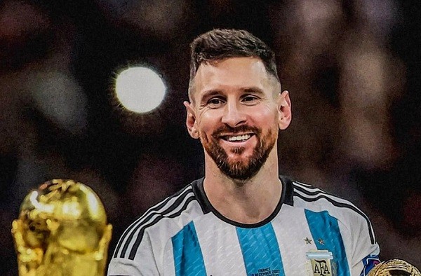 Messi lùi trận tái xuất PSG, xuất hiện cùng vợ sau vô địch World Cup