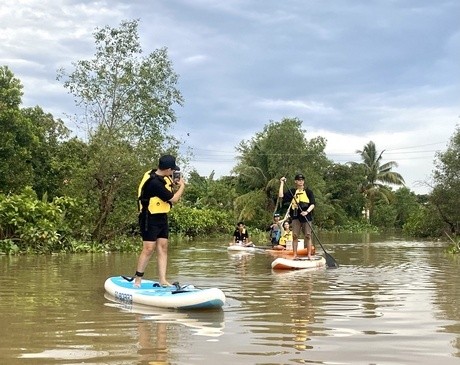 Lắc lư cùng SUP dưới tán bần xanh