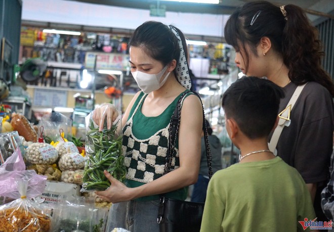 Ớt xanh 'đắt như tôm tươi’,  bán hết veo hàng chục ký mỗi ngày