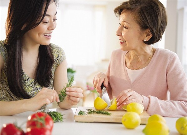 Cho con sang ngoại chơi, chưa hết ngày bà nội đã gọi về