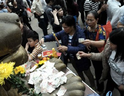 Trắng trợn bắt thần linh phục vụ