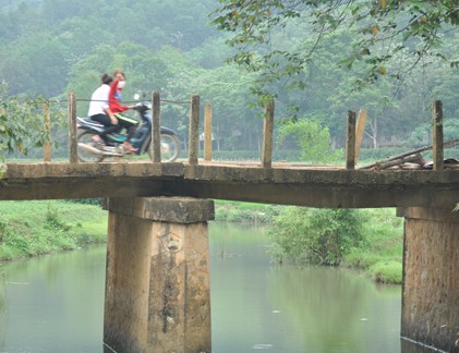 Cầu sắp gãy “cõng” 6.000 mạng dân