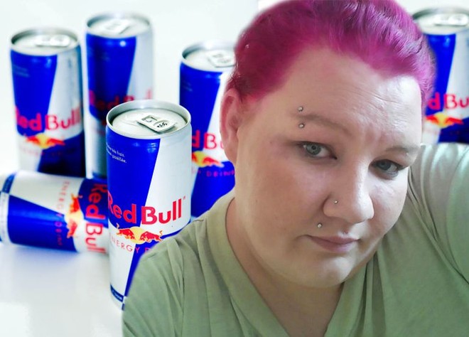 Cô gái mù mắt vì uống 28 lon Red Bull mỗi ngày