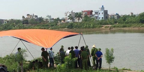 Chồng giết vợ thả xác trôi sông vì bị chê "đen hôi"