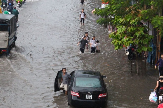 Biên Hòa: Mưa lớn ngập nặng, cả trăm học sinh mắc kẹt