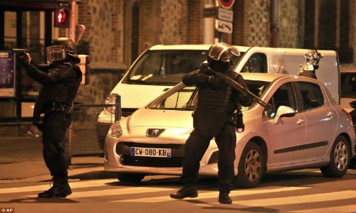 Hình ảnh vây ráp, đấu súng dữ dội ở ngoại ô Paris