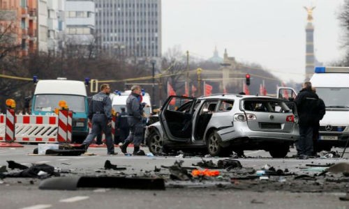 Hiện trường ô tô phát nổ kinh hoàng giữa thủ đô Berlin