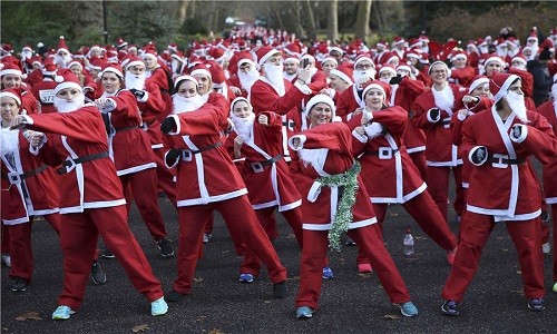 Hàng nghìn "ông già Noel" thi chạy Santa Run ở London