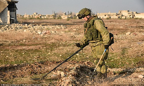 Hiểm nguy rình rập lính Nga dọn bom mìn ở thành phố Aleppo