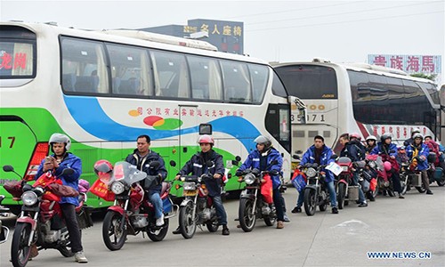 Công nhân Trung Quốc đi xe máy về quê ăn Tết