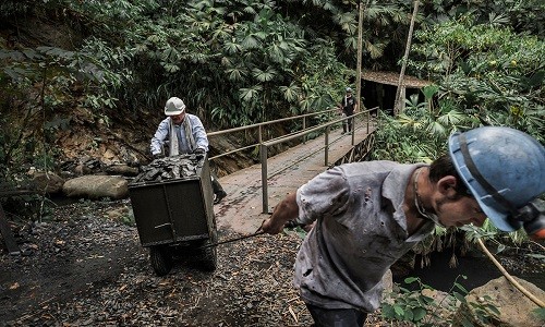 Cuộc sống của những người “săn” ngọc bích ở Colombia