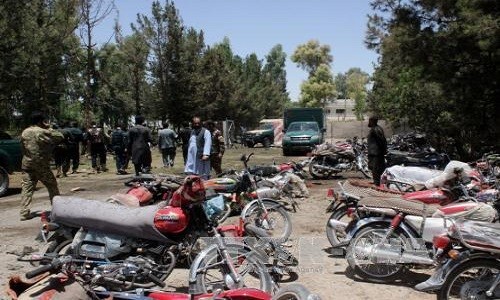 Nổ bom xe ngoài ngân hàng Afghanistan, 70 người thương vong