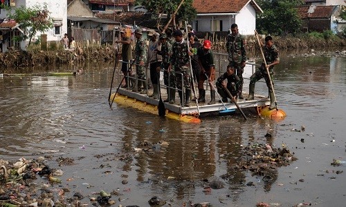 Indonesia điều động 7 nghìn binh sĩ đi…dọn rác trên sông