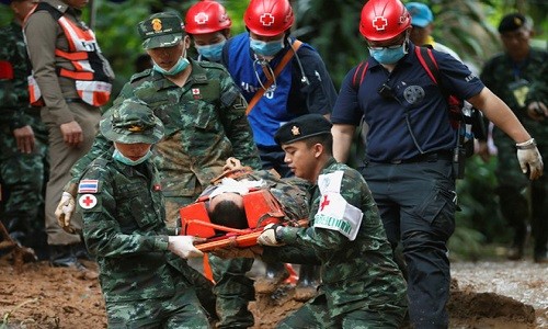 13 trực thăng y tế chờ đợi đội bóng Thái Lan ngoài hang Tham Luang