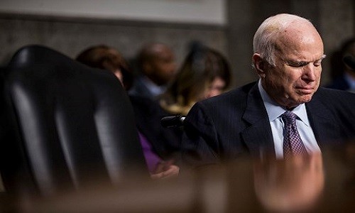 Vì sao Thượng nghị sĩ John McCain ngừng điều trị ung thư não?