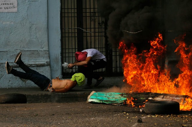 Toàn cảnh đụng độ dữ dội tại biên giới Venezuela-Colombia