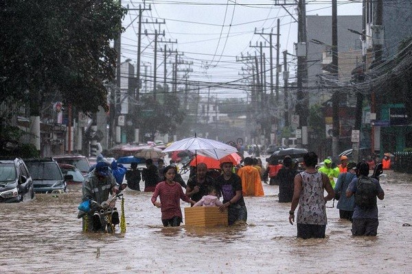 Toàn cảnh Manila chìm trong biển nước vì bão Vamco