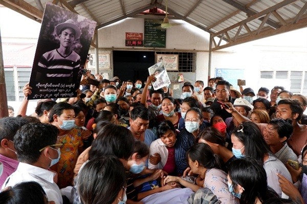 Quân đội Myanmar nổ súng vào đám tang, không kích làng gần biên giới Thái Lan