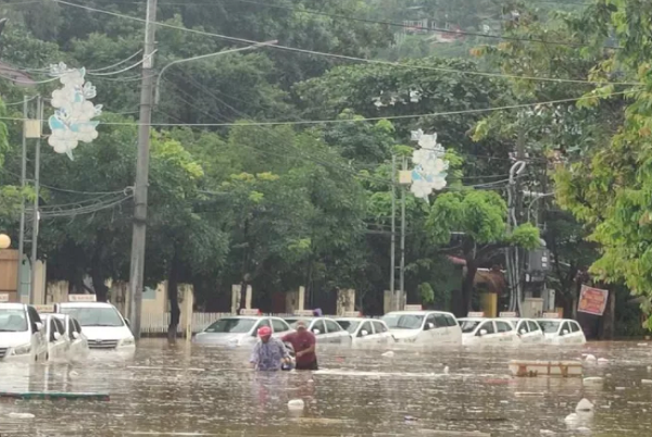 Mưa lớn kéo dài, nhiều nơi ở Bình Định chìm trong biển nước