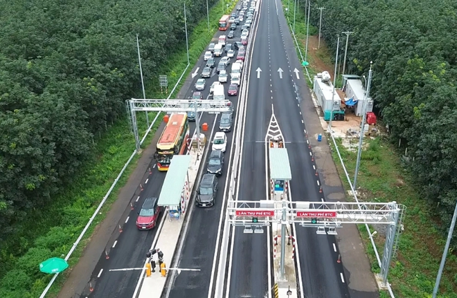 Đổ xô vào cao tốc Phan Thiết - Dầu Giây, ùn tắc kéo dài 2km