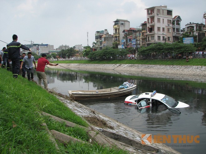 Taxi Group lao thẳng xuống sông Tô Lịch rồi chìm nghỉm