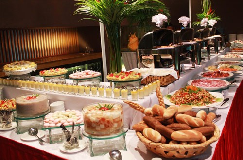 Mẹo ăn buffet không tăng cân của siêu mẫu Hà Anh