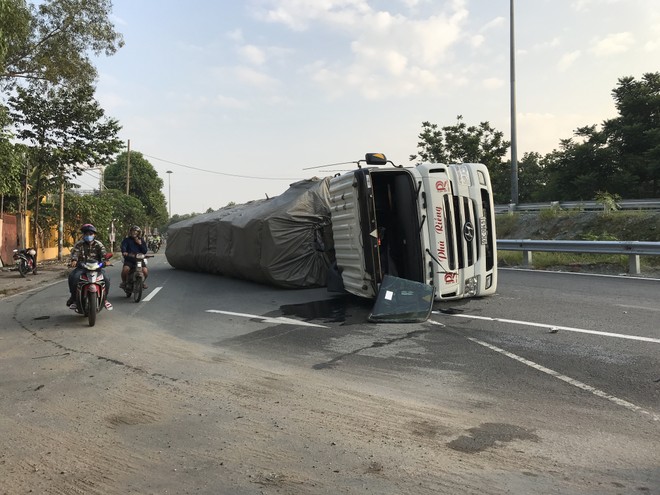 Ôm cua gấp, xe đầu kéo lật nhào lúc rạng sáng