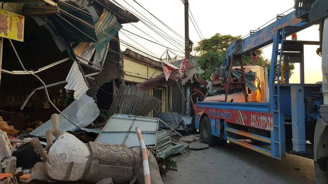 Tài xế lái xe container ngủ gật, đâm hàng loạt nhà dân