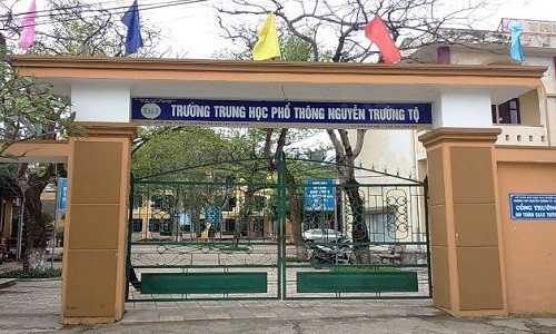 Đình chỉ học nữ sinh đánh bạn nam vì bị... chê xấu