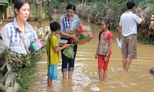 Ngọc Hân bì bõm lội nước đến với bà con Hà Tĩnh