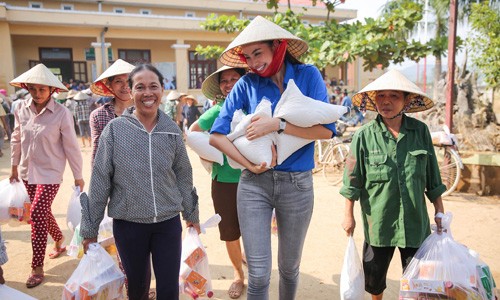 Ấm lòng Phạm Hương mang nụ cười đến bà con miền Trung