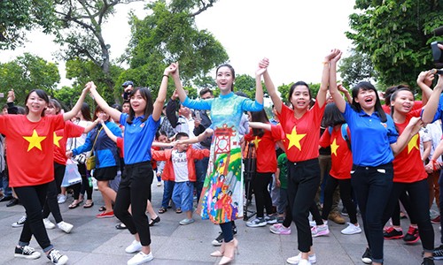 HH Đỗ Mỹ Linh diện áo dài nhảy flashmob ở Hồ Gươm